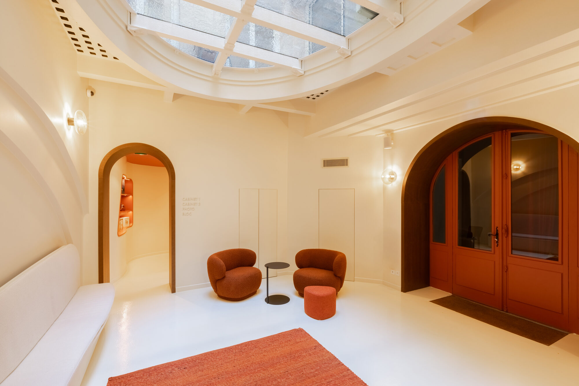 Salle d'attente du Cabinet Dentaire du Grand Théâtre à Bordeaux — verrière, fauteuils terracotta, arches